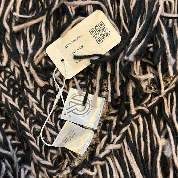 Women’s scarf/wrap - Picture 5 of 5